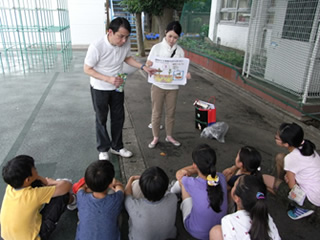 あいさつのあと、まずは野外授業で植物の光合成や生長と肥料の話を少しお勉強。植物の底力はすごいな 