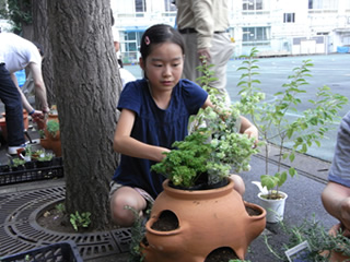 できあがりをイメージしながら手ぎわよく作業しています