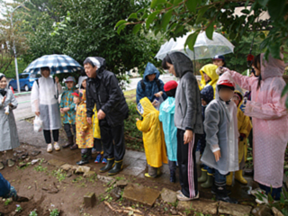 ⑤お花の植え方の説明を先生と一緒に真剣に聞きます