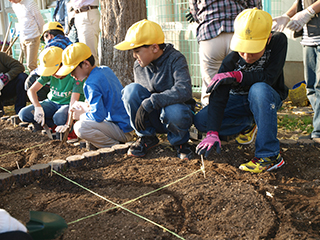 ②ヒモを使ってコンパスの要領できれいに円を描きます