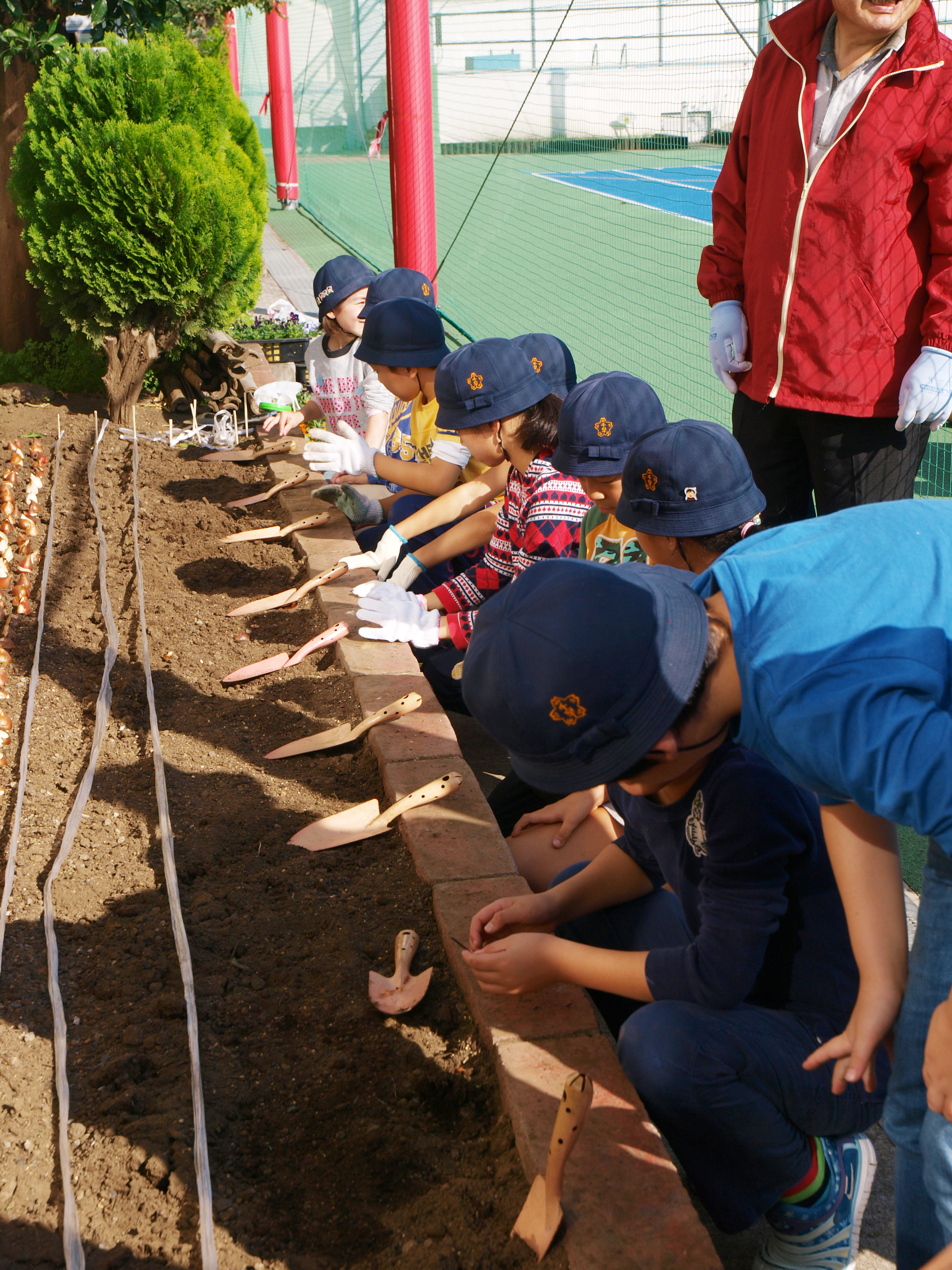全員スコップをもって、いよいよ花壇づくりスタート