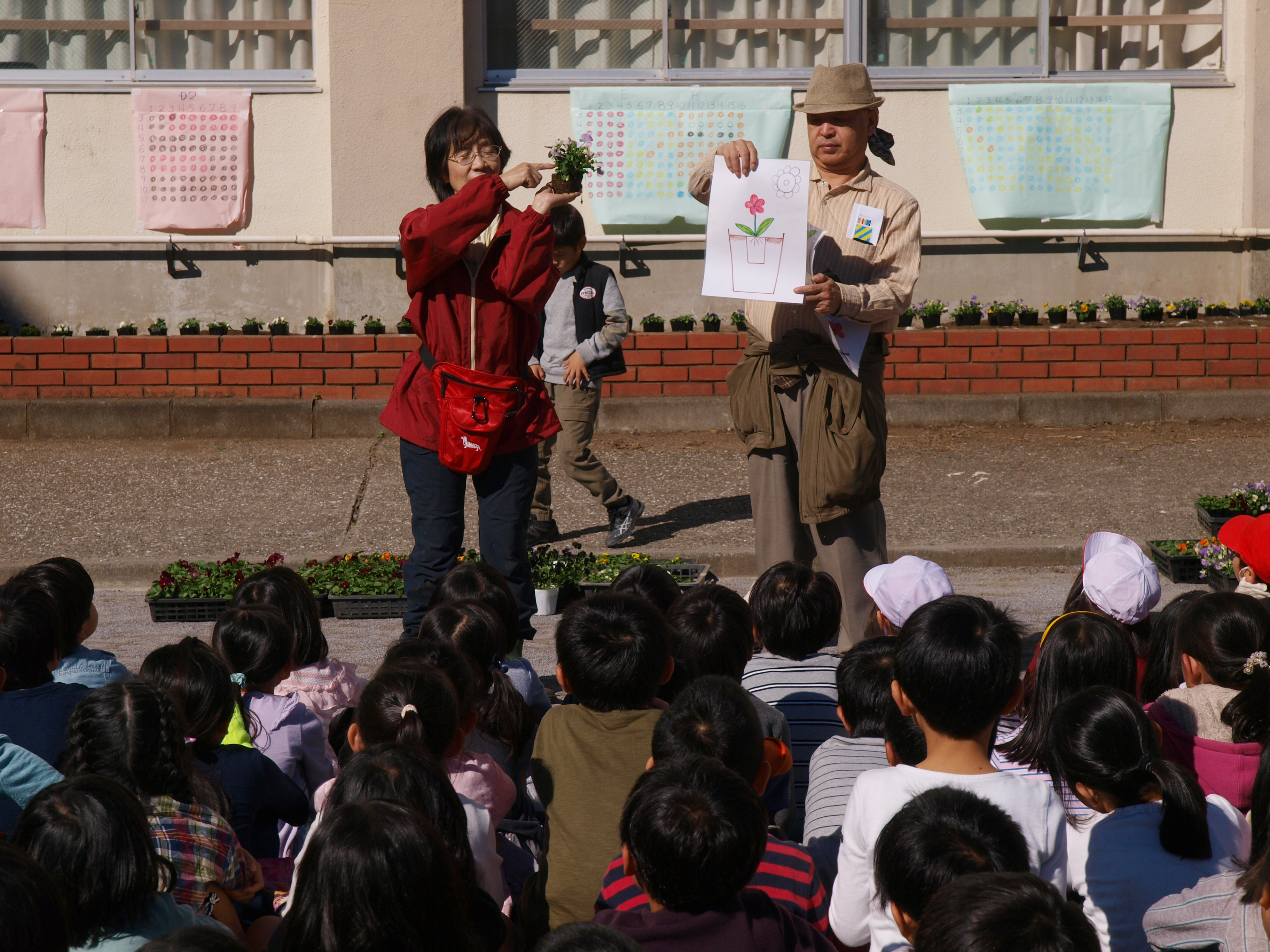 パンジーの植え方を真剣に聞く児童たち