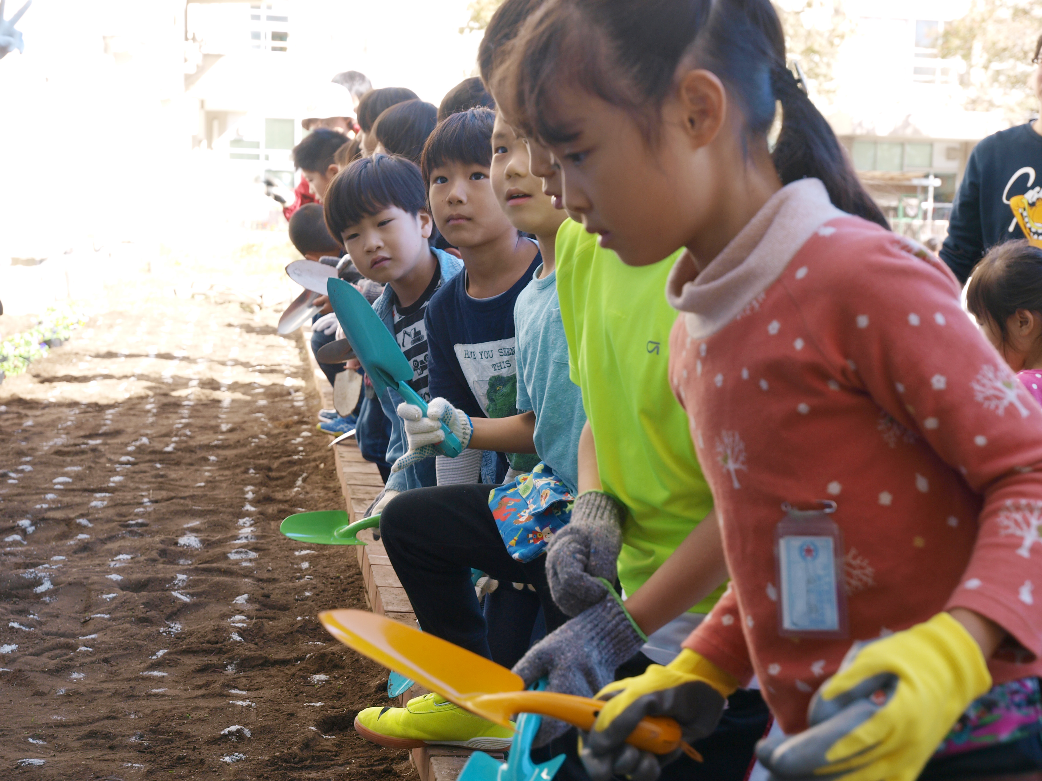 スコップを片手に準備は万端、いよいよ花壇づくりスタート