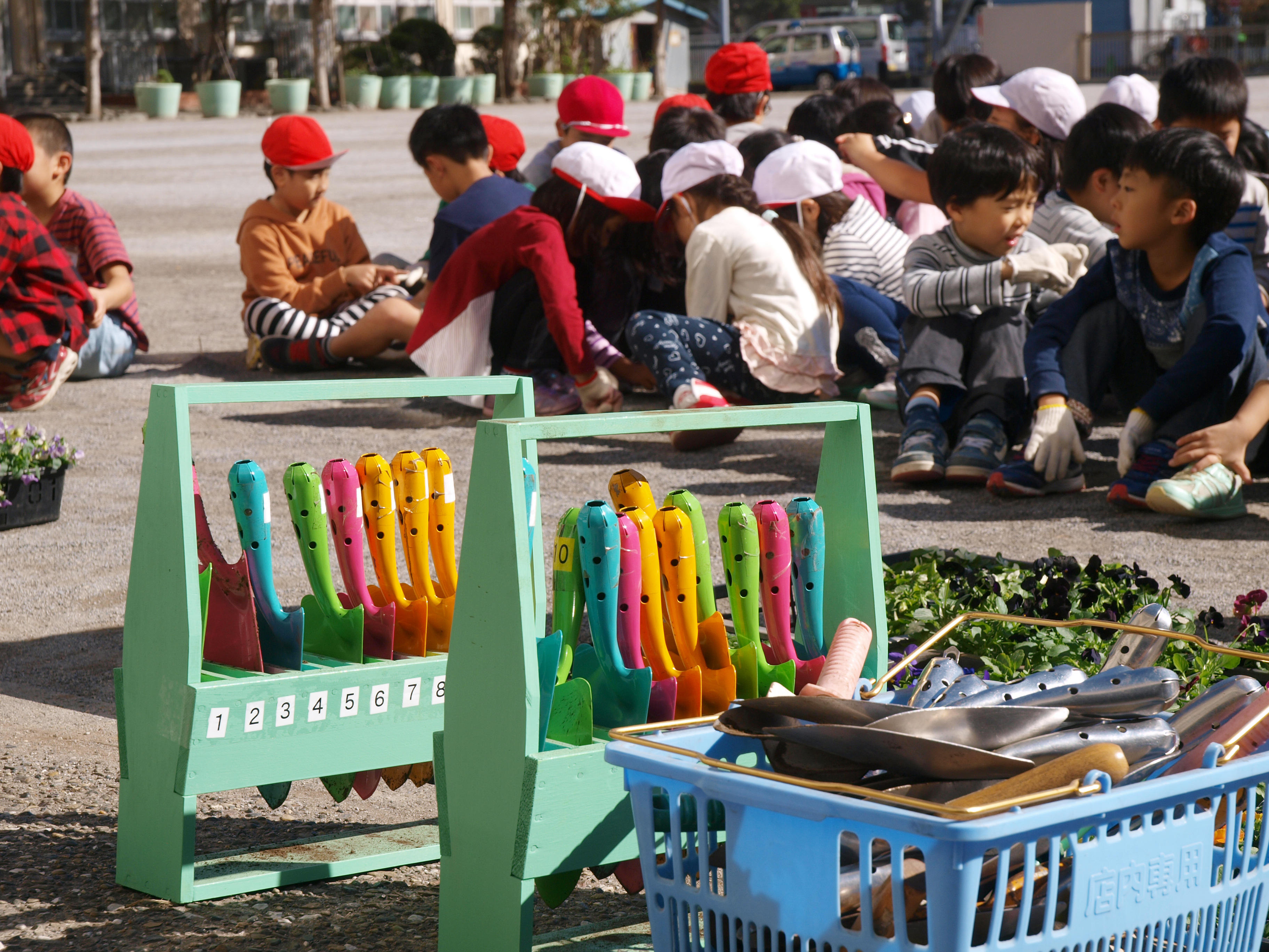 スコップ入れから取って使って、終わるとちゃんと片付けます