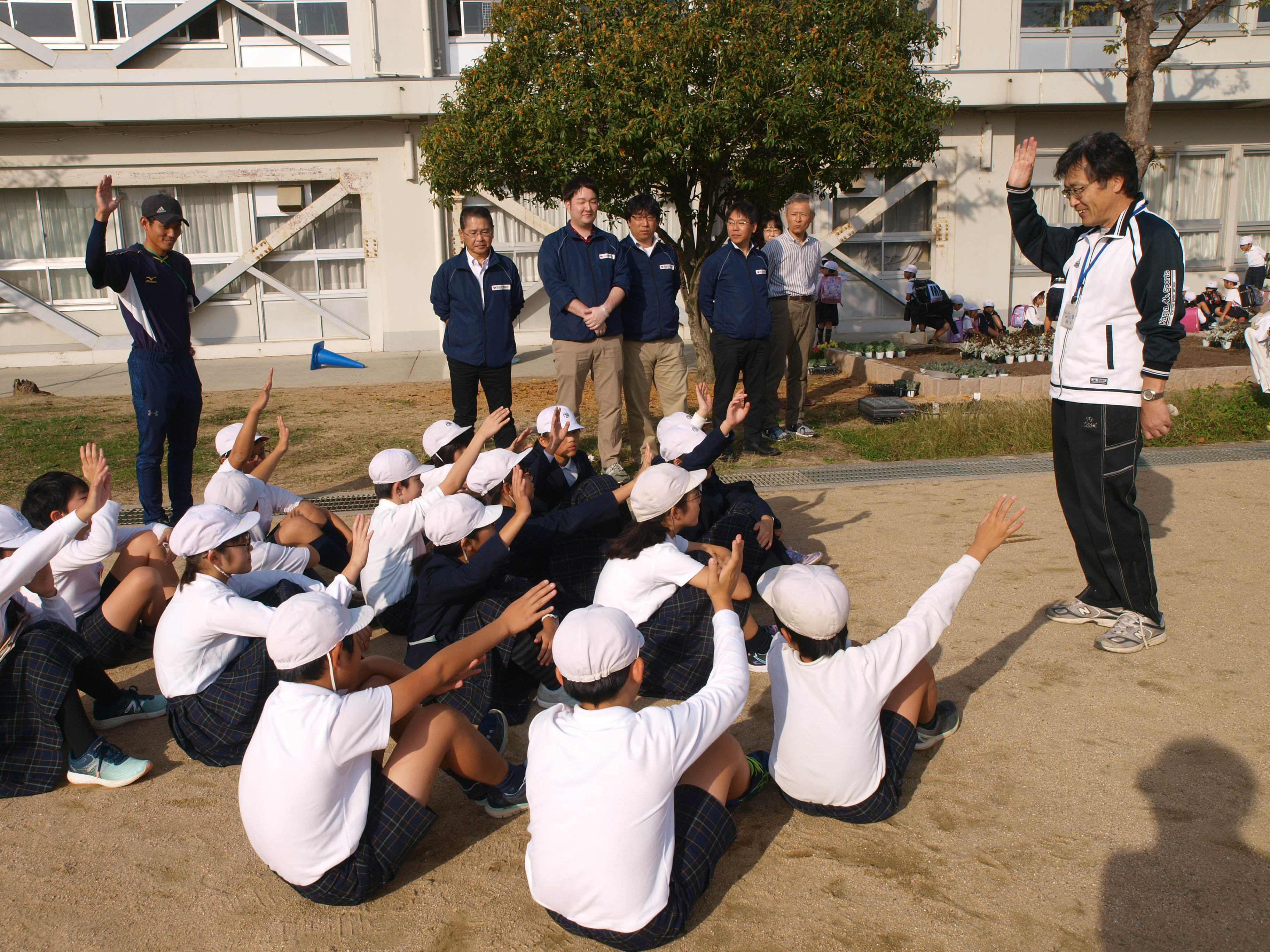 先生から今日の作業の説明を聞き、花壇づくりスタート