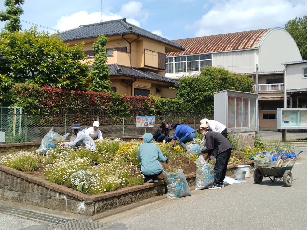 活動の様子・・次回の夏花壇に向けて花壇整備作業中！